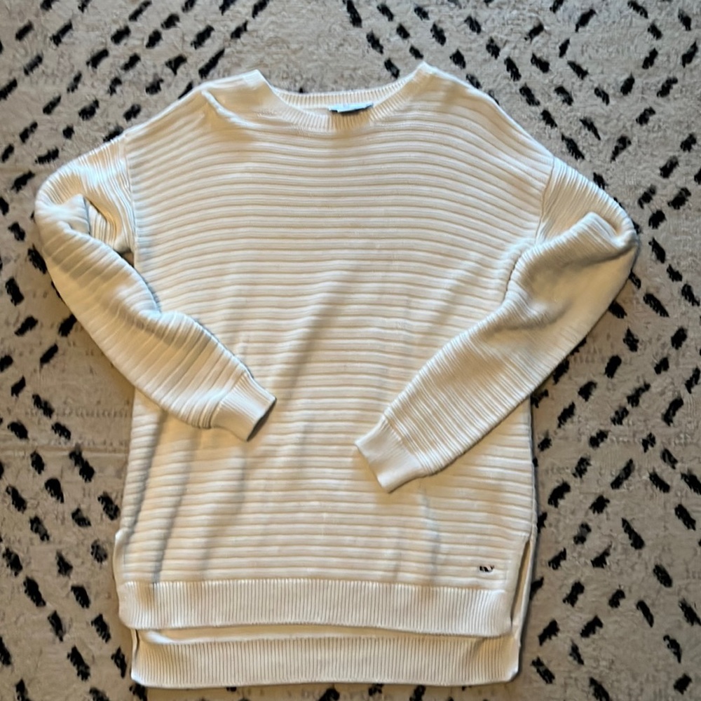 Vineyard Vines medium cream top.